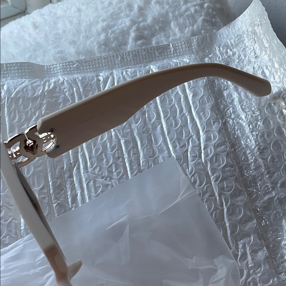 Chic Cream Sunglasses - Picture 7 of 8